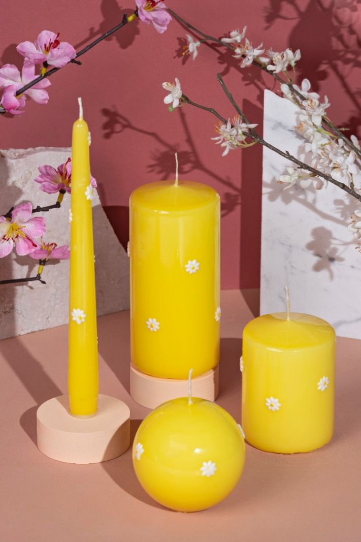 Candela sfera artigianale Ø 10 cm con margherite - Rosa Polvere