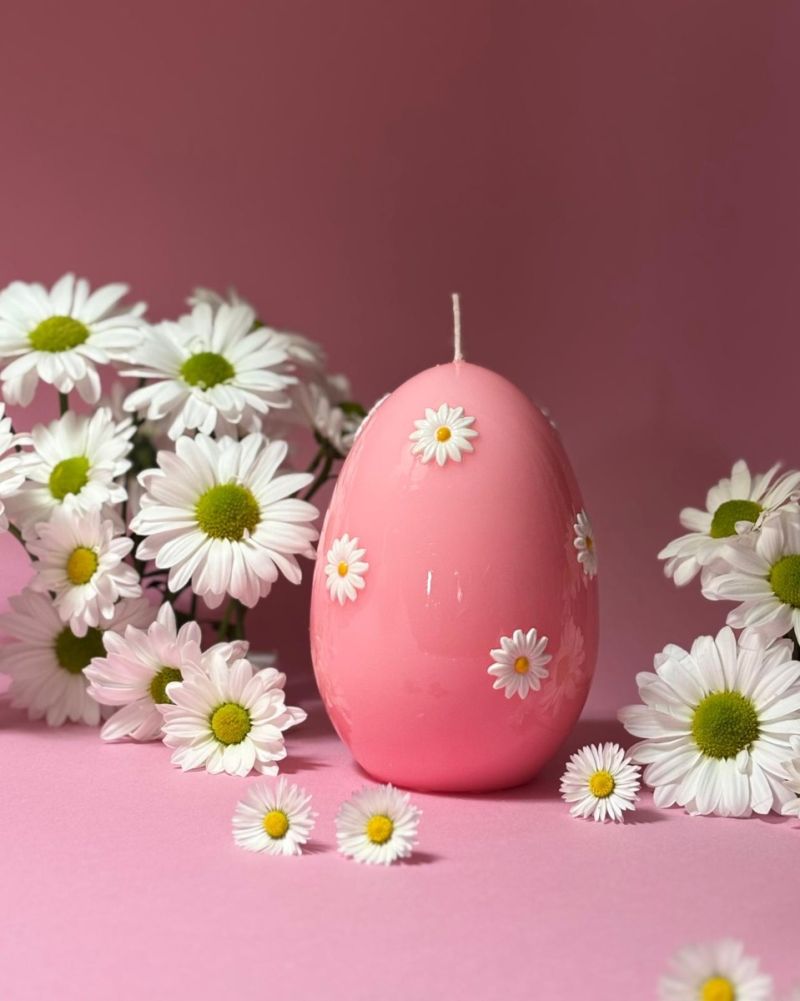 Candela a forma di Uovo con Maxi Margherite- Rosa Polvere- h 14 cm
