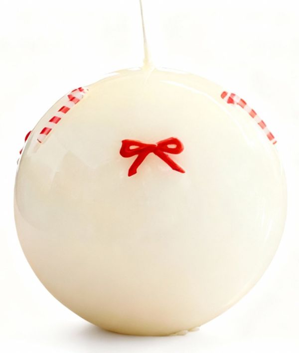 Candela Sfera Laccata Decorata con Fiocchi e Candy Canes - Diametro 10 cm - Durata 49 ore 