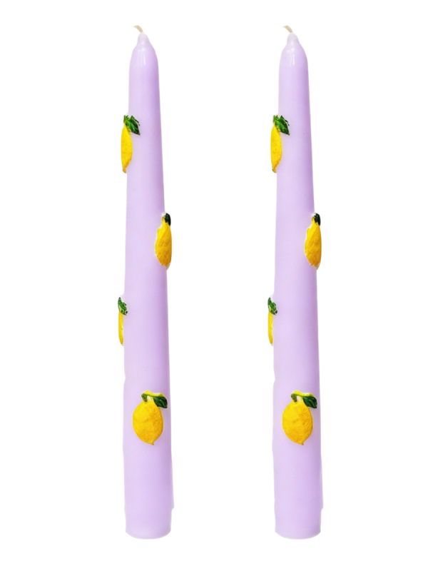 2 Candele Coniche con Limoni in cera  - Diametro 2,2 cm Altezza 25 cm - Colore Viola Polvere