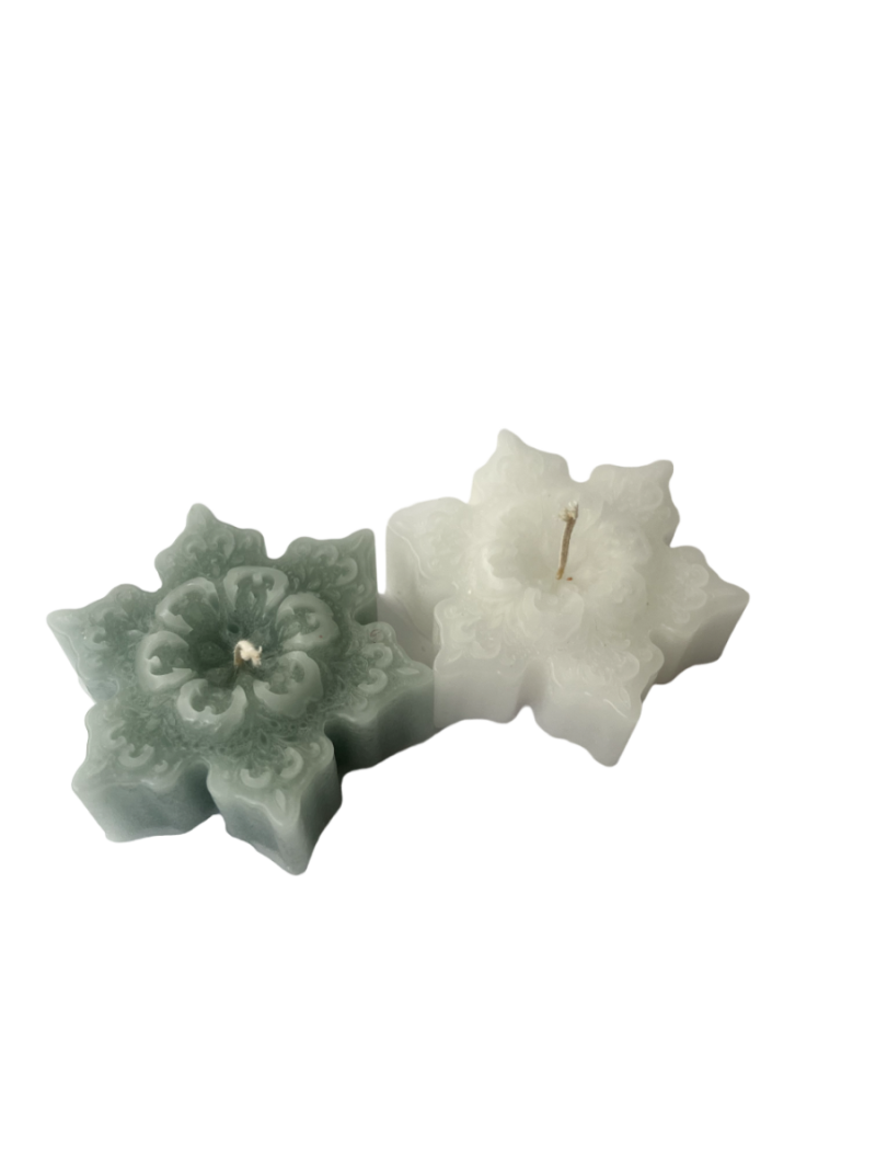 KONNI Set 3 Candele A Colonna Caffè Effetto Fiocco Di Neve - Cera Di Qualità, Stoppino In Cotone, Senza Profumo, Lunga Durata 39 Ore, 7,6x10,2 Cm